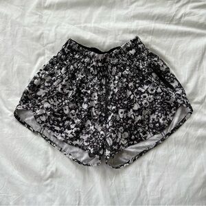 Lululemon Tracker Short 4” Like New - EUC Black and White Floral